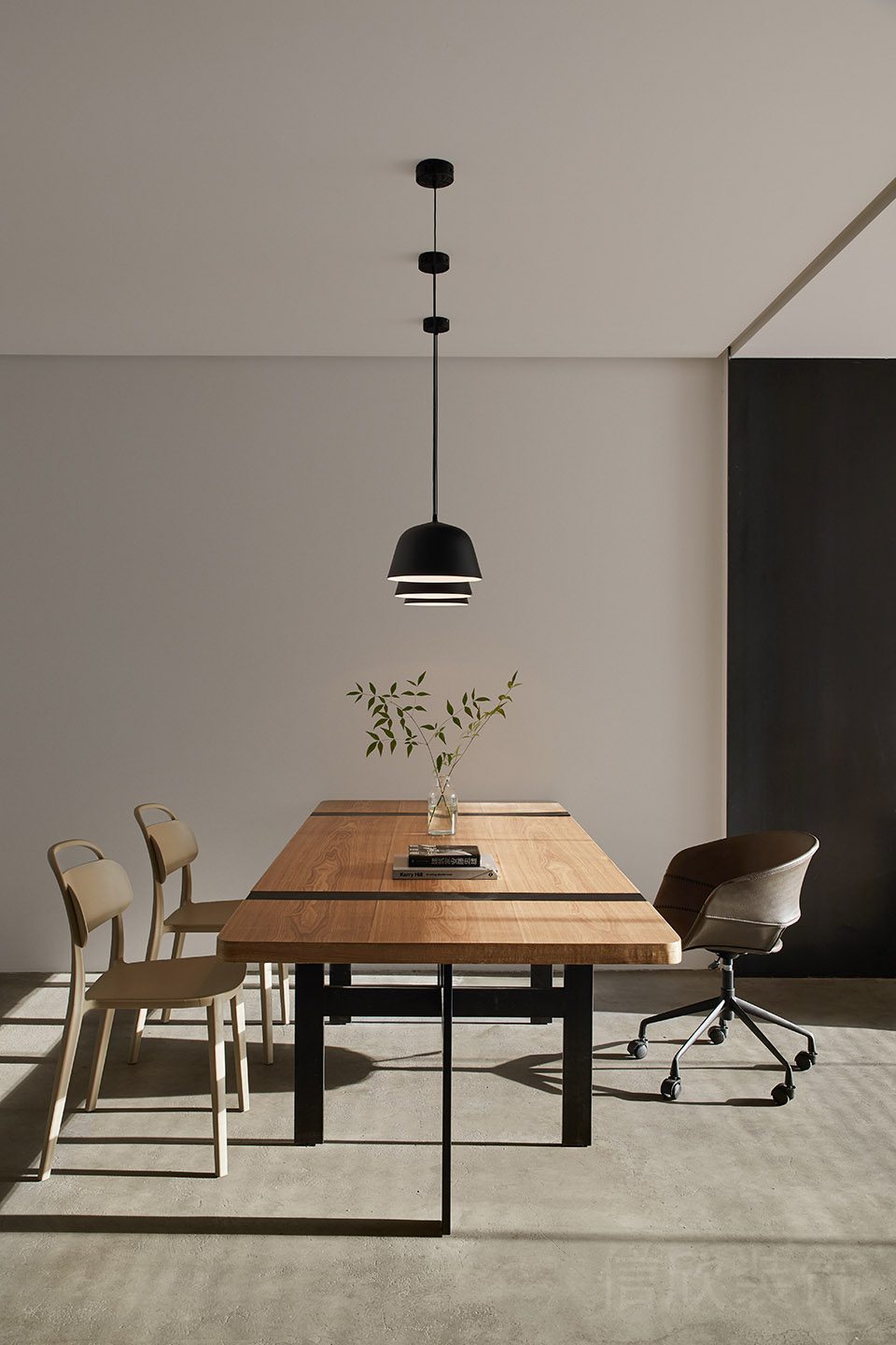 黑色天花吊頂燈飾設(shè)計(jì)木質(zhì)辦公室裝修圖