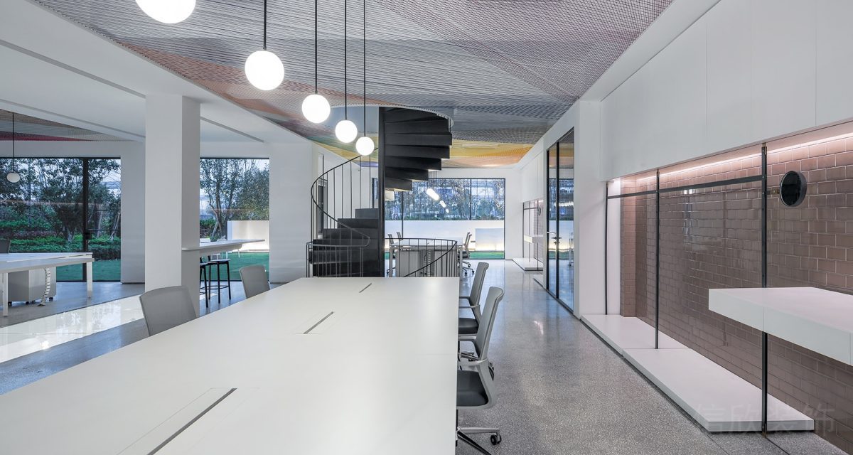 會(huì)議室裝修設(shè)計(jì)效果黑白色調(diào)金屬旋轉(zhuǎn)樓梯設(shè)計(jì)置物架效果