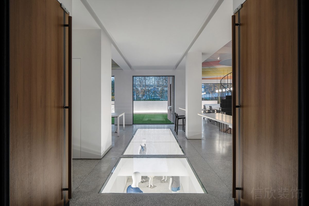 水磨石地板過(guò)道設(shè)計(jì)木質(zhì)平推門(mén)裝修玻璃隔斷效果