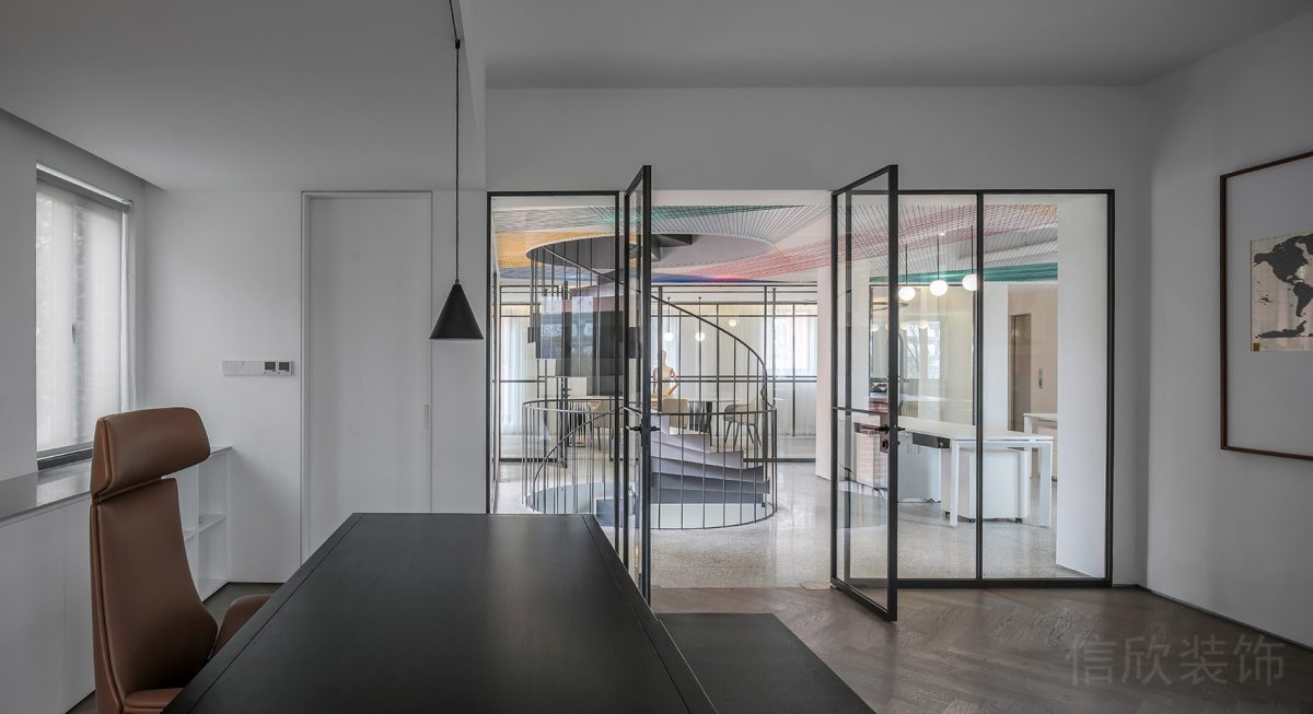 旋轉(zhuǎn)樓梯過(guò)道玻璃平推門(mén)設(shè)計(jì)總裁辦公室裝修效果黑色工作桌設(shè)計(jì)圖