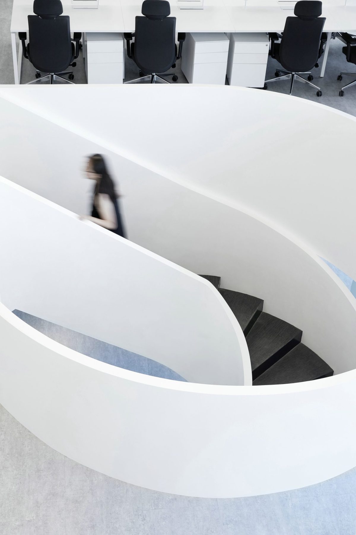 黑白色調(diào)旋轉(zhuǎn)樓梯辦公室過(guò)道休息區(qū)經(jīng)典色彩效果裝修集墻板效果圖