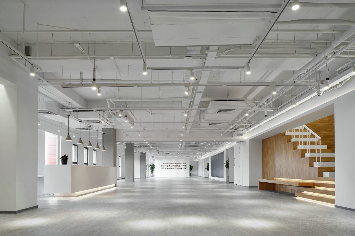 天花鏤空設(shè)計(jì)效果裝修燈飾設(shè)計(jì)效果階梯式原木風(fēng)辦公室裝修過(guò)道燈飾效果開(kāi)放式大廳休息區(qū)