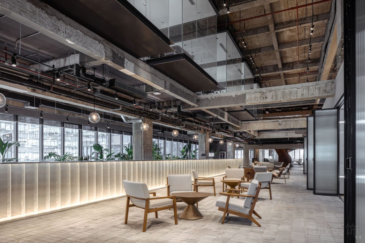 極致省錢辦公室休息區(qū)裝修,門口黑色折疊玻璃推拉門