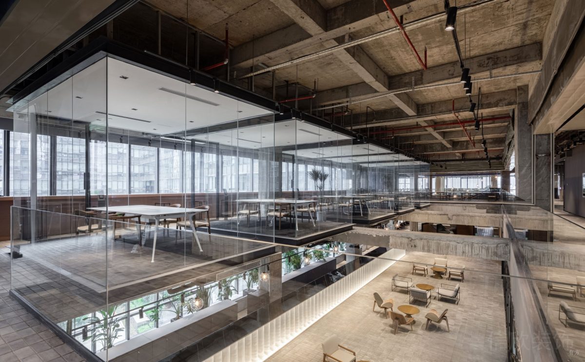 極致省錢辦公室裝修二樓獨(dú)立小會(huì)議室,全玻璃透光。